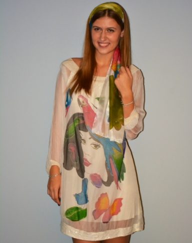 Vestido de seda y fular de seda con cara y pájaros
