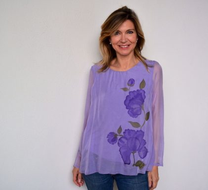 Blusa de seda morada con flores
