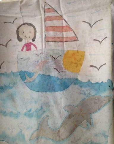 Pañuelo fular de seda pintado a mano con dibujos de niños reproducidos igual . Regalo ideal para profesoras, abuelas y madres