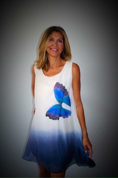 vestido corto de seda degradada con mariposa