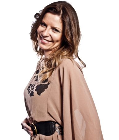 Blusa de seda estampada con flores negras
