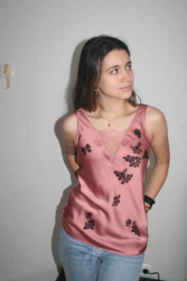 Blusas y vestidos en seda y gasas infantiles únicas y personalizadas.