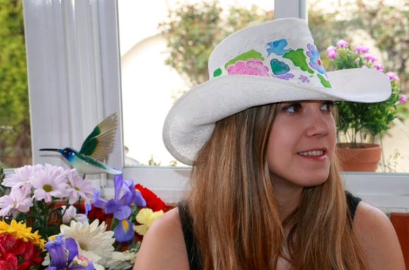Sombrero con tira de seda pintada a mano.