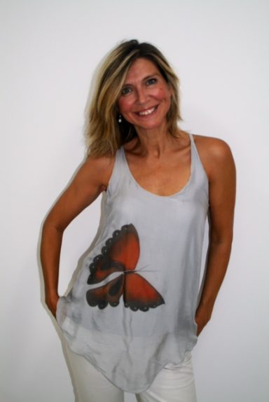 Top de tirantes de seda con mariposa