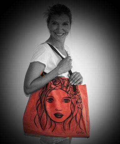 Bolso de piel vuelta color coral con cara de chica
