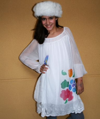 Vestido de seda de niña personalizados con flores y mariposas.