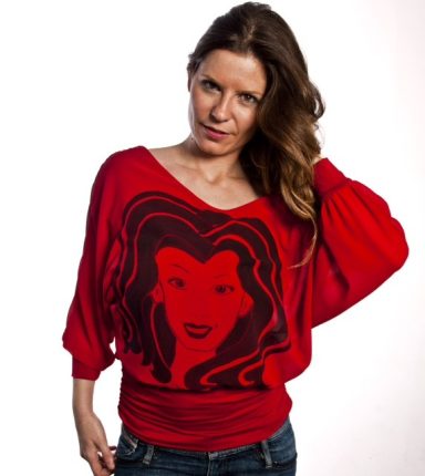 Blusa de gasa roja con mangas murciélago con cara de chica