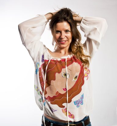 Blusas, tops, Vestidos y faldas de seda y gasa con estampados únicos pintados a mano.