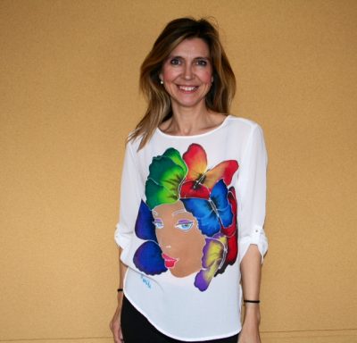 Blusa de gasa con cara y mariposas pintada a mano