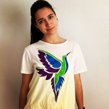 Camiseta degradada de mujer con colibrí pintado a mano.