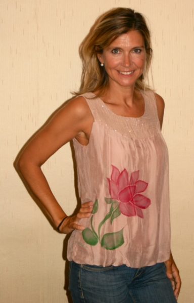 Top de tirantes de seda rosa con flor 