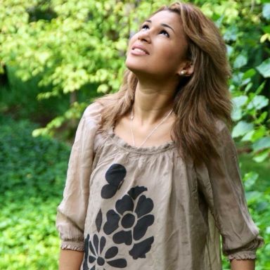Blusa de seda estampada con flores negras